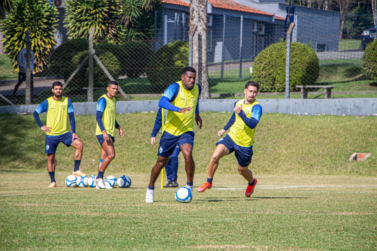 O experiente lateral Geferson deve ser uma das novidades do Londrina na parte desta segunda em Araraquara