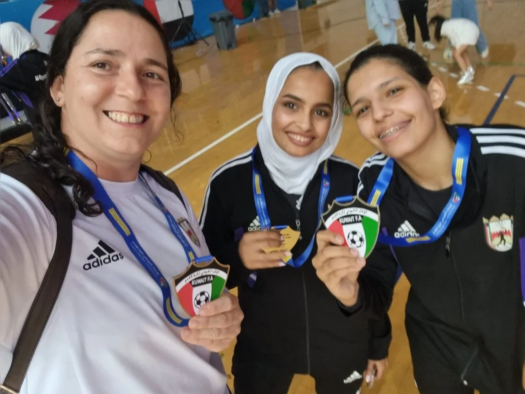 Adriane Arantes ao lado das jogadoras do Al Oyoun do Kuwait
