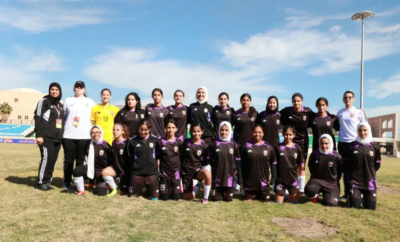 Comissão técnica e jogadoras do time sub-18 do Al Oyoun