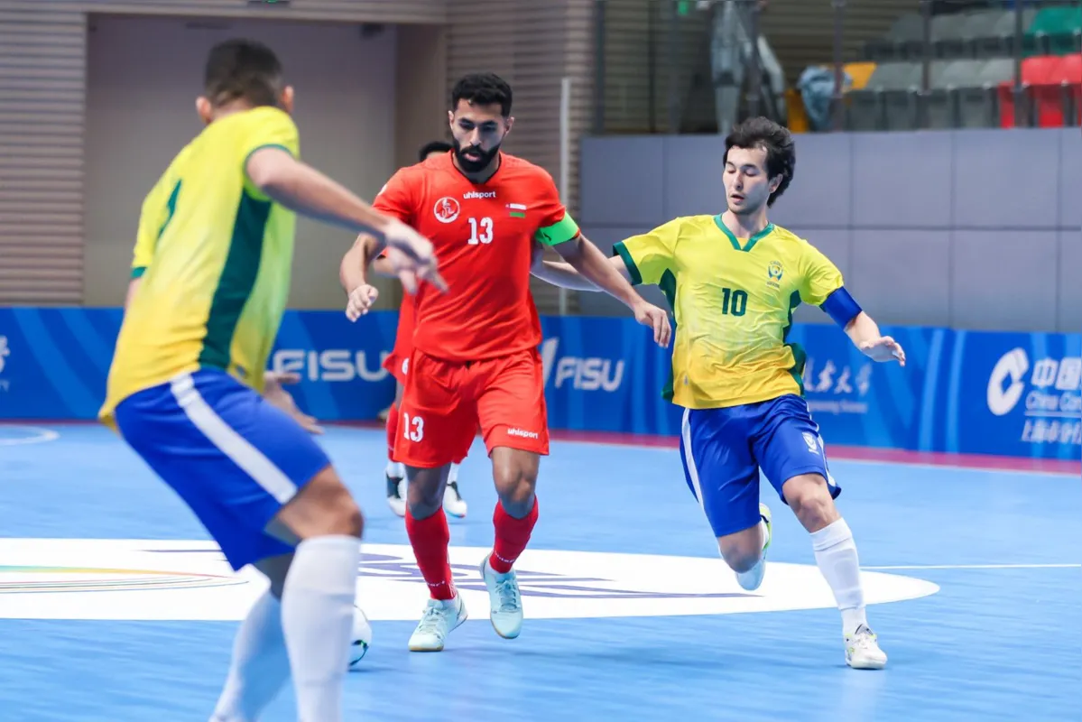 Miguel (10) em ação pela seleção brasileira no Mundial Universitário na China
