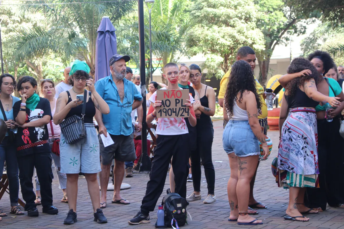 Protesto no Calçadão de Londrina contra o PL 1904/2024, que equipara aborto realizado após 22 semanas de gestação a homicídio simples.