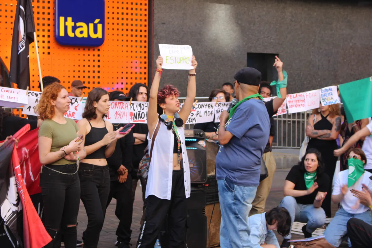 Protesto no Calçadão de Londrina contra o PL 1904/2024, que equipara aborto realizado após 22 semanas de gestação a homicídio simples