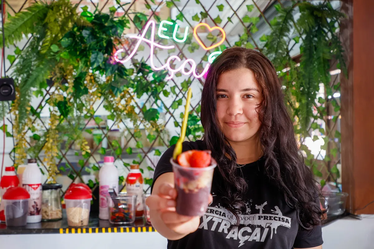 Yasmin Medeiros, funcionária de uma loja de açaí, conta que os comerciantes investiram em melhorias para receber os turistas