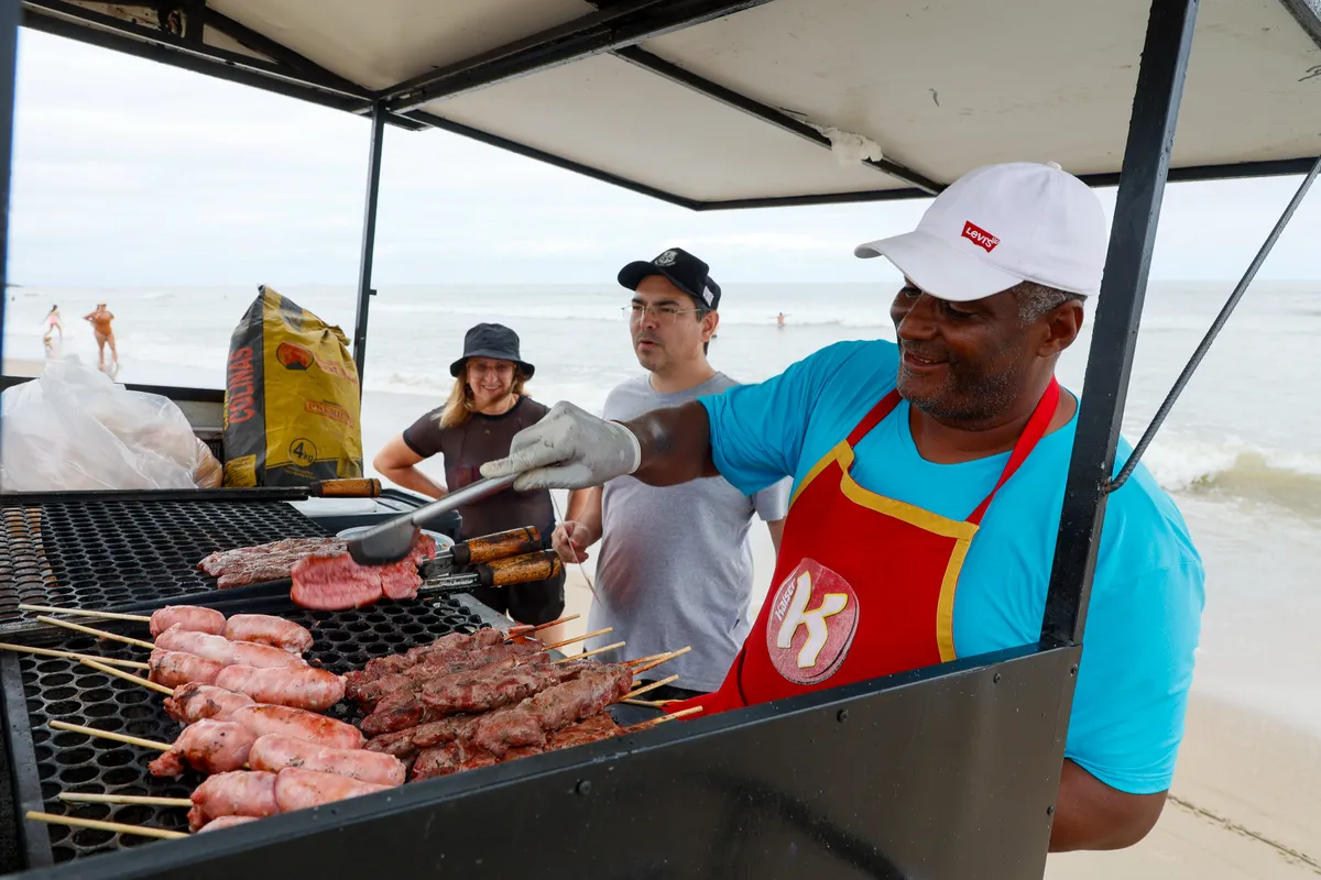 O ambulante João Carlos dos Santos já reforçou o estoque à espera da “multidão” que deve prestigiar a programação