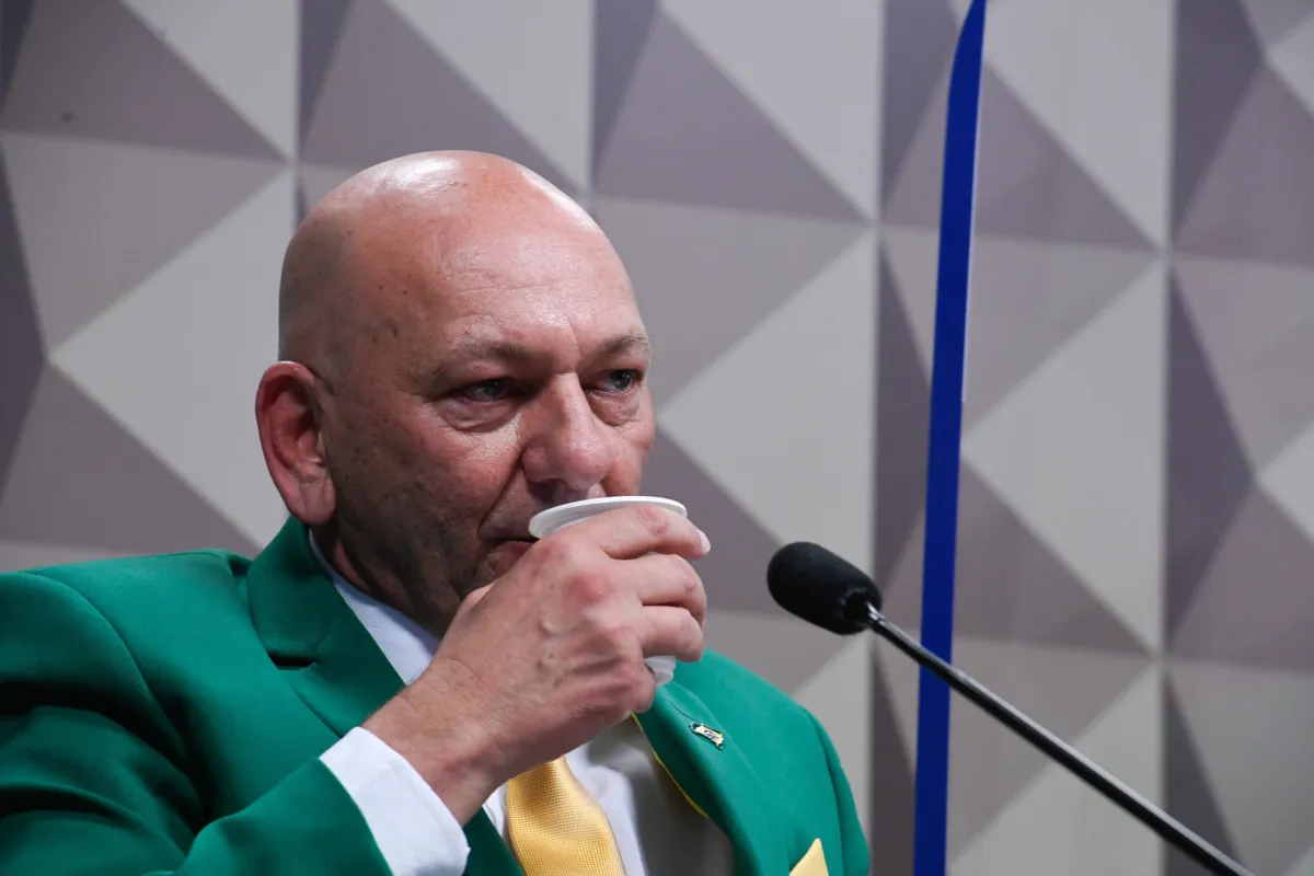 A pena de prisão foi substituída pelo próprio tribunal por prestação de serviços à comunidade (uma hora por dia de condenação) e pagamento de 35 salários mínimos ao arquiteto