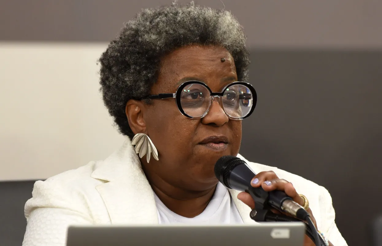 Reconhecida no meio educacional e nas discussões sobre racismo, Macaé Evaristo é professora desde os 19 anos.
