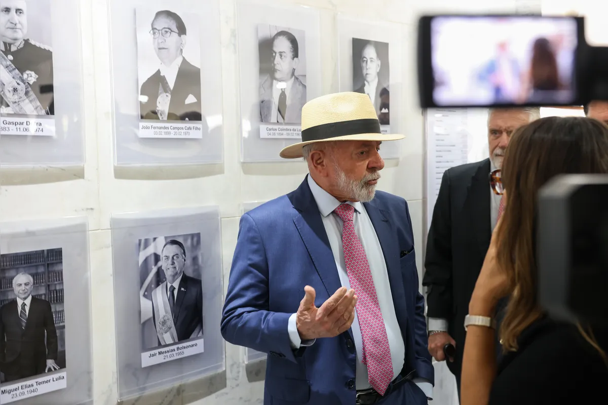 "O que eu quero é que conte a história. A Dilma foi eleita, foi reeleita e depois sofreu um impeachment por um golpe. Depois esse aqui [Temer] não foi eleito, tomou posse em função do impeachment da Dilma e depois esse aqui foi eleito em função das mentiras [Bolsonaro]. É isso que tem que colocar", afirmou Lula