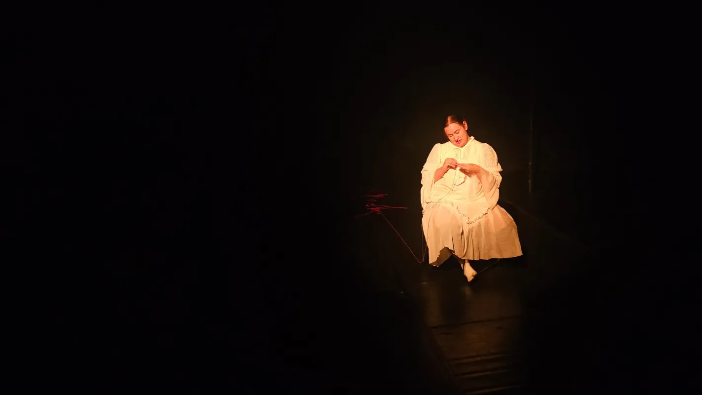 "Entram as Três Bruxas Dançando Macbeth": obra clássica recebe tratamento  cênico e coreográfico  facilitando acesso a temas universais