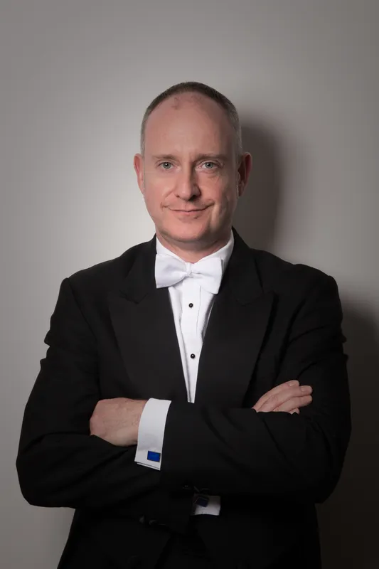 Neil Thompson rege os concertos como maestro convidado da OSUEL
