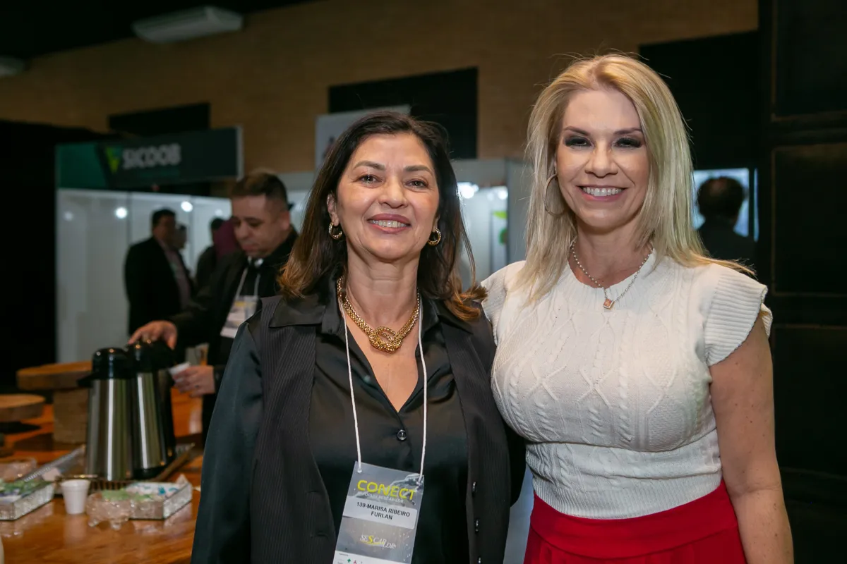 A diretora de eventos do SESCAP-LDR Marisa Ribeiro Furlan e a apresentadora da TV Tarobá, Patricia Chiosi.