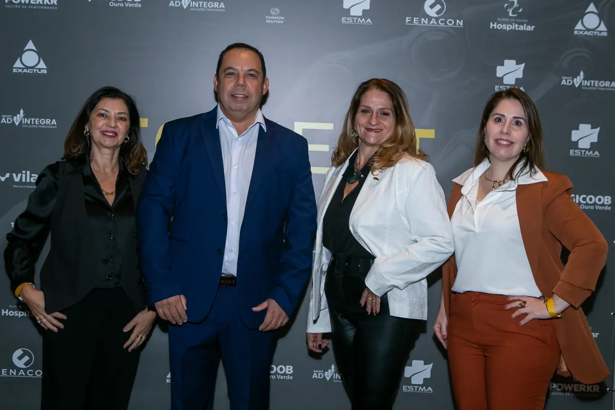 O presidente do SESCAP-LDR, Euclides Nandes Correia, entre as diretoras da entidade, Marisa Ribeiro Furlan, Viviane Roque Batista e Paola Guariso.