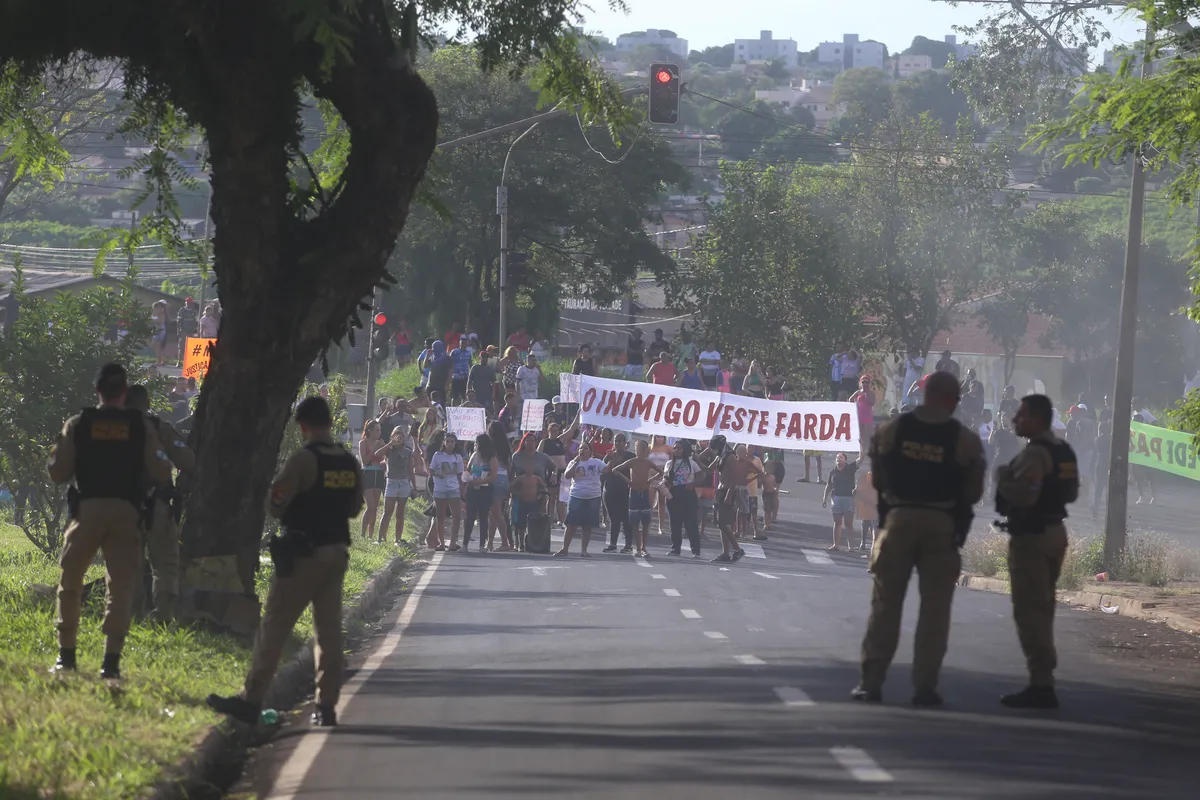 Imagem ilustrativa da imagem Manifestantes protestam após mortes de jovens por PMs