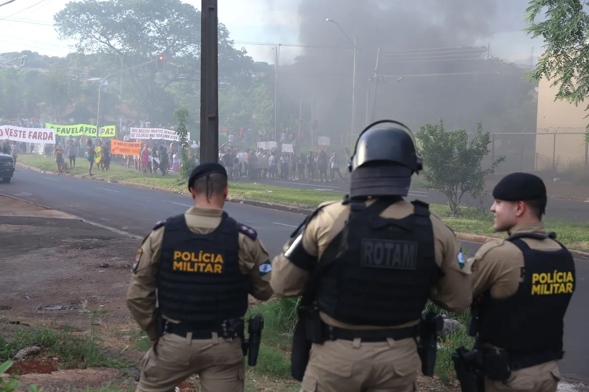 Imagem ilustrativa da imagem Manifestantes protestam após mortes de jovens por PMs