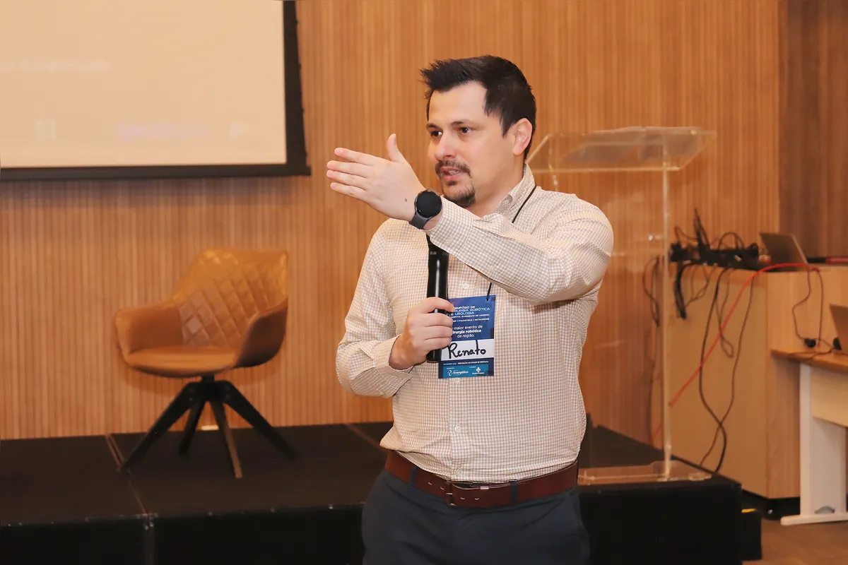 Renato Rocha Neto falou à plateia do 1º Simpósio de Cirurgia Robótica e Urologia, promovido pelo Hospital Evangélico sobre o relacionamento integral dos médicos com os pacientes