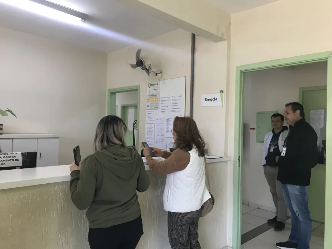 Apesar do frio, o público compareceu à UBS do Jardim Alvorada atendendo ao apelo da prefeitura pela vacinação contra a coqueluche