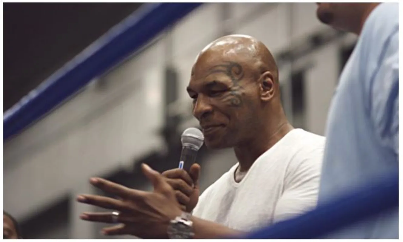 Imagem ilustrativa da imagem Mike Tyson brinca revela dificuldades para andar após treinamento
