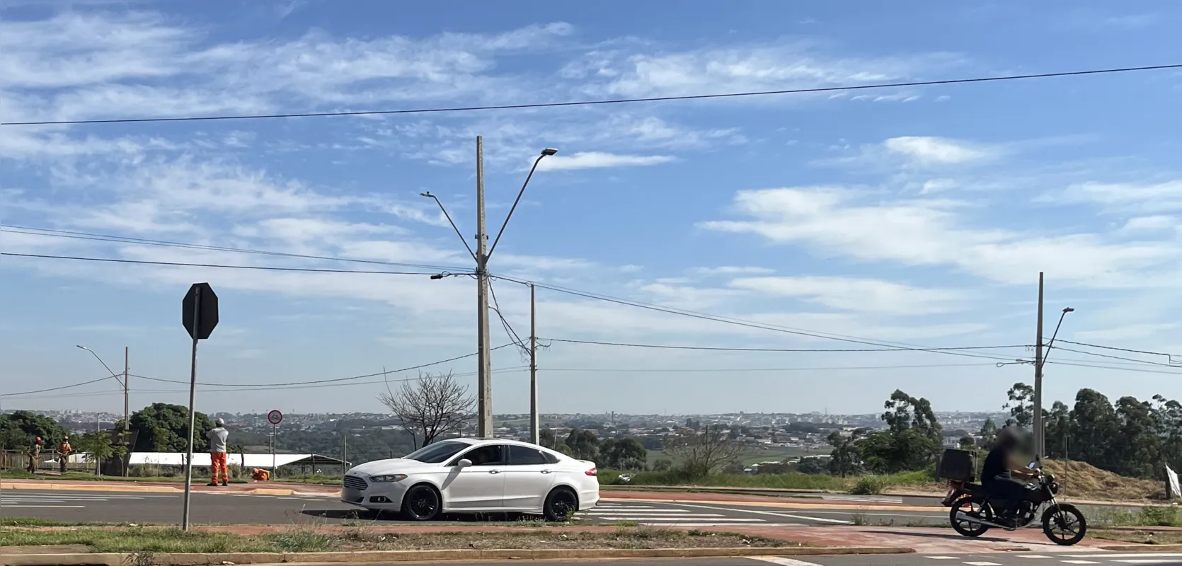 Condutores utilizam o canteiro da rua Custódio Venâncio Pereira para economizar tempo e percurso