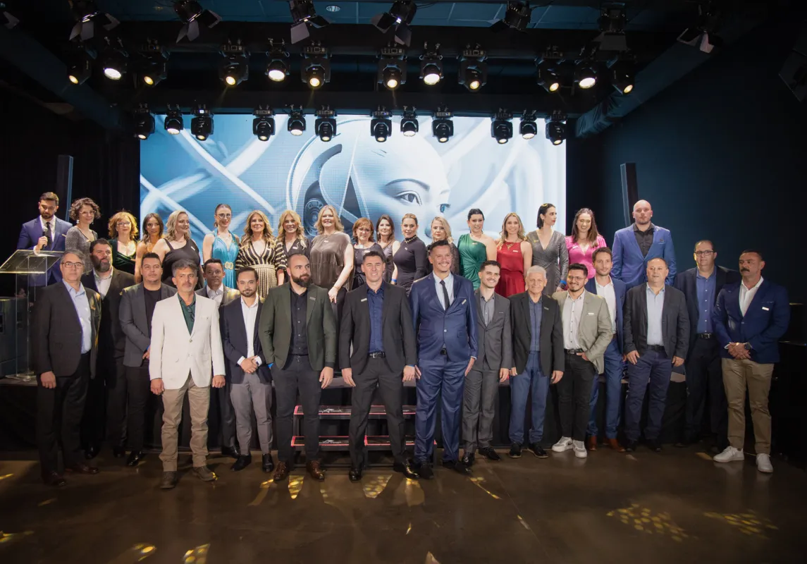 Os 32 lojistas associados Archi Select reunidos para a foto