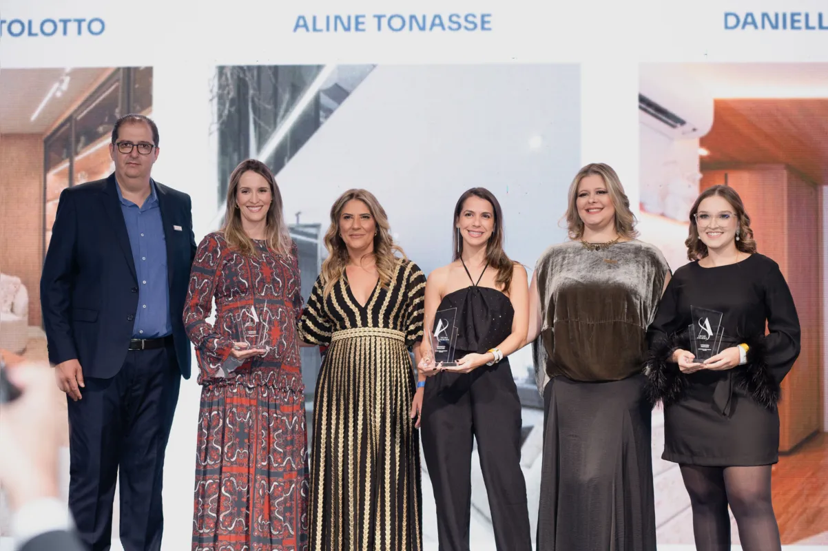 João Barreto, do TK Studio com Daniella Blaia, arquiteta vencedora da categoria Destaque Archi Awards; Marcia Amaral, da Casa Nova Interiores; Aline Tonasse, arquiteta vencedora da categoria Destaque Archi Awards; Marjorie Azevedo, da AZ3 Home Collection e Katlen Bortolotto, arquiteta vencedora da categoria Destaque Archi Awards