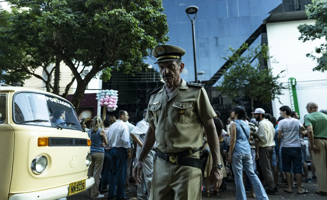 Paulo Miklos, como o Comandante Fonseca, à frente das negociações