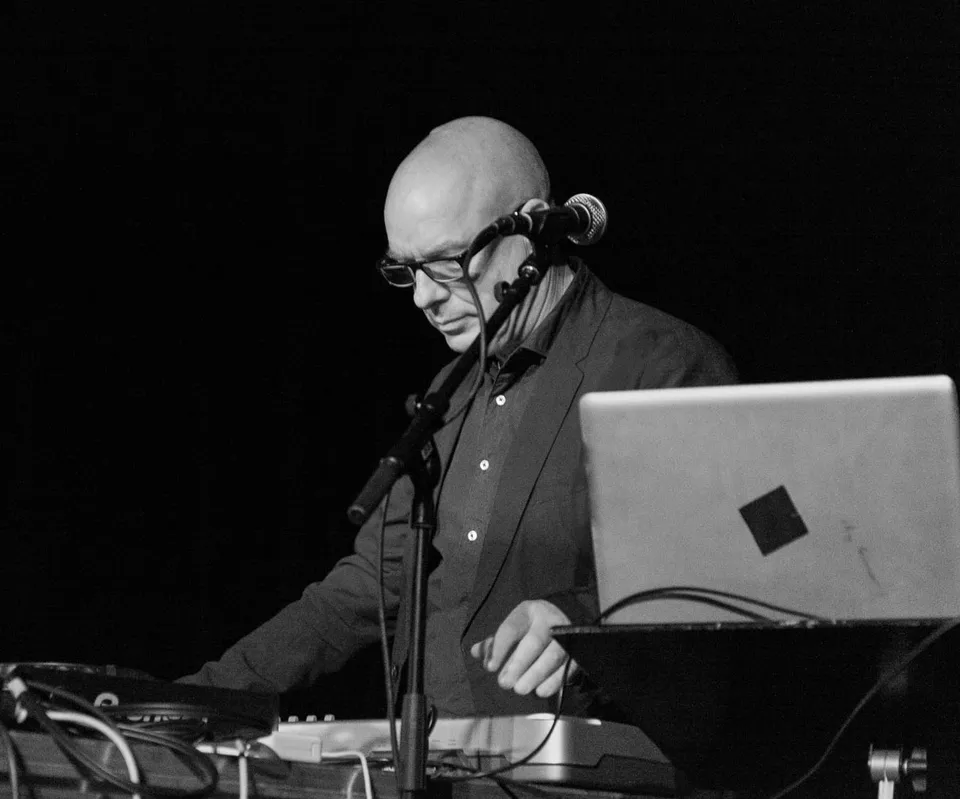 Brian Eno criou a ambient music a partir de uma experiência de não-
sentido num aeroporto