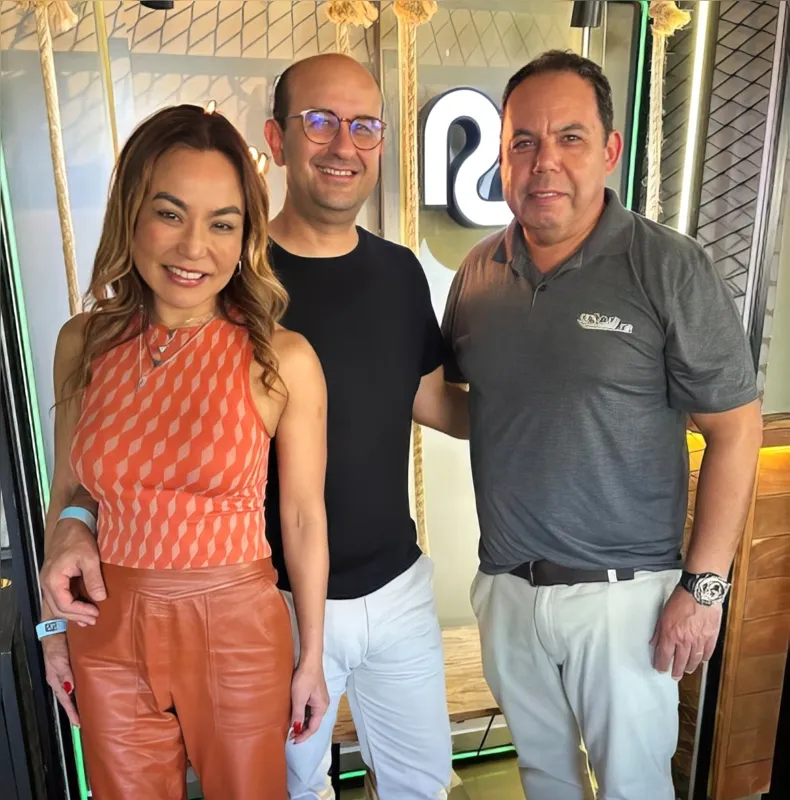 O Diretor do SESCAP-LDR, Eduardo Neto, com a esposa Cynthia Gushi e o presidente do SESCAP-LDR