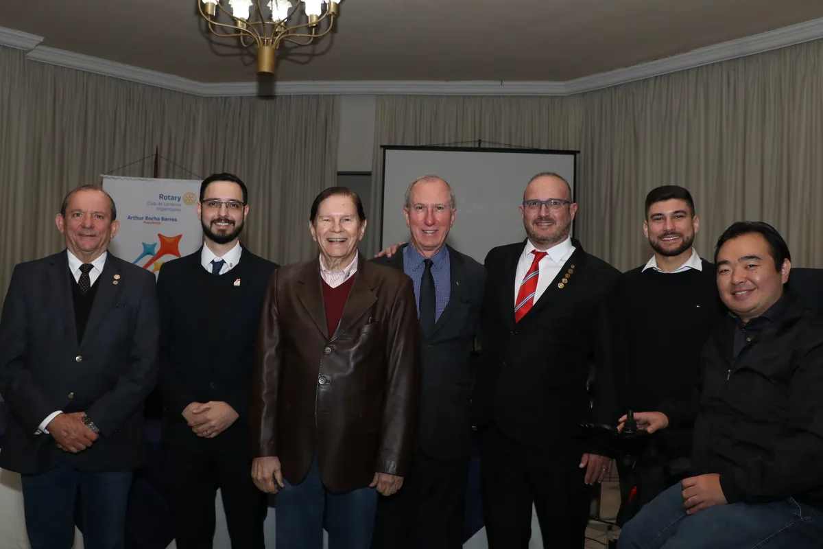 Adelino Felipe de Azevedo, o presidente do clube Arthur Rocha Barros, Severo Canziani, Dirceu Cottarelli, o palestrante Robson Augusto Cottarelli, Celio Vicente Campos e Mário Utiamada