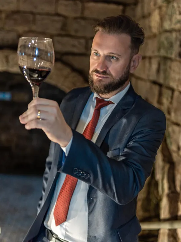 Imagem ilustrativa da imagem Na La Dorni, o vinho é personagem central em uma viagem no tempo