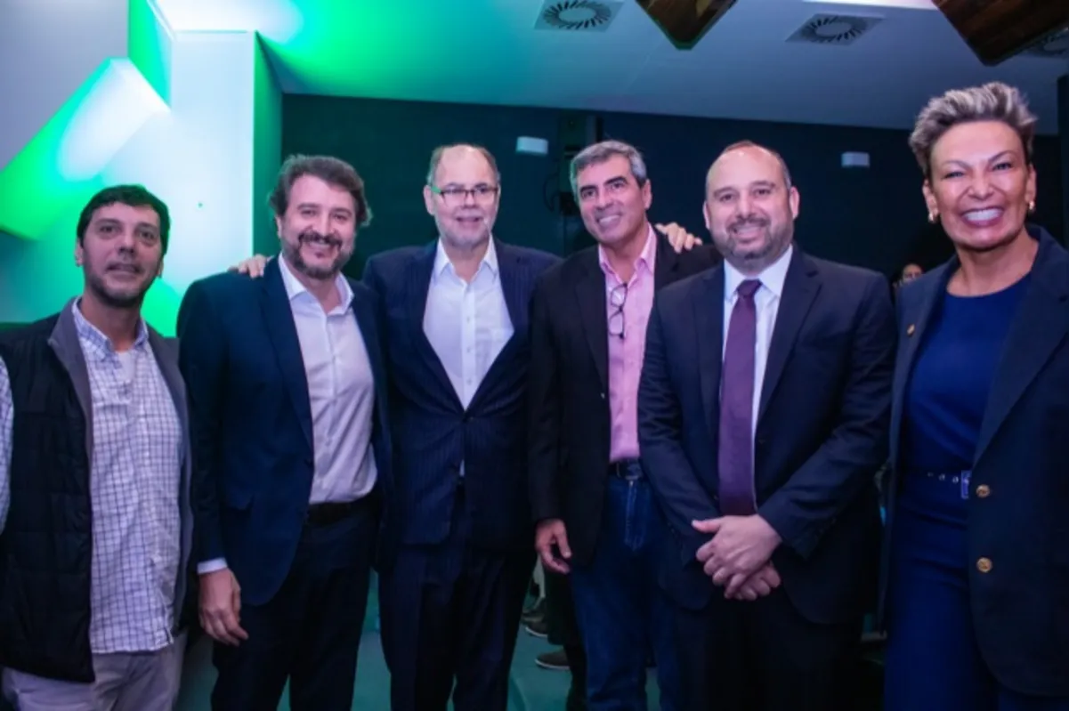 Fábio Cavazotti, presidente da Codel; Fernando Moraes, presidente da Faciap; Alex Canziani; prefeito Marcelo Belinati; Bruno Rocha, da TCS; e a deputada estadual Cloara Pinheiro