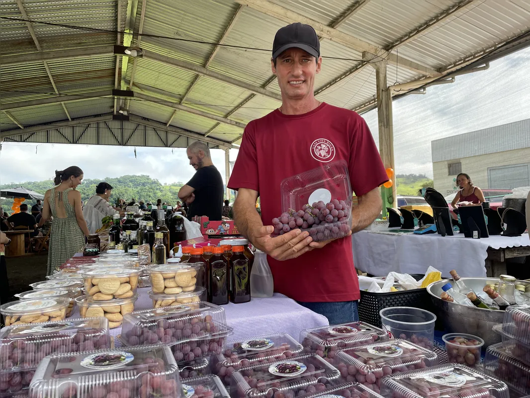 Edson Salton: produtor de uvas também leva à feira as bolachas artesanais feitas pela esposa