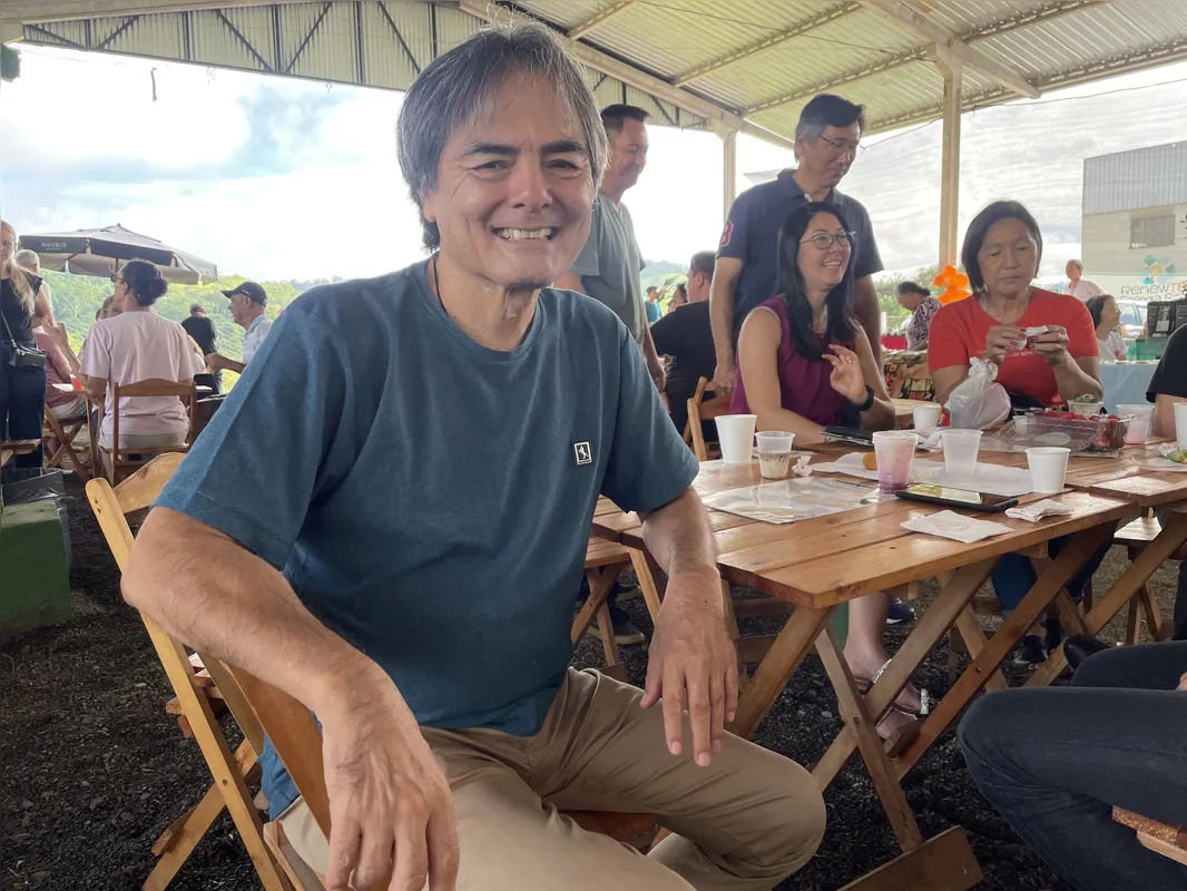 Sergio Onishi: "figura carimbada" na Parada do Limoeiro,  aprecia o bolinho de carne e as frutas fresquinhas