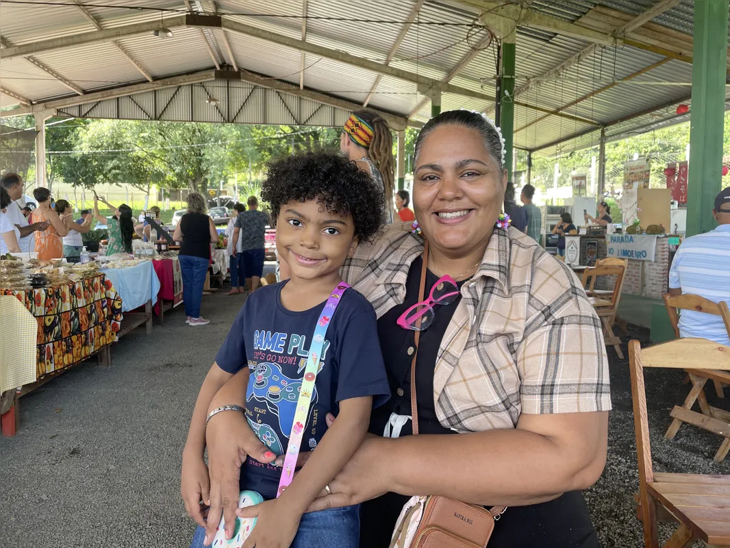 A baiana Giliane Guimarães com o filho: ela  aprecia o clima rural e familiar da feira