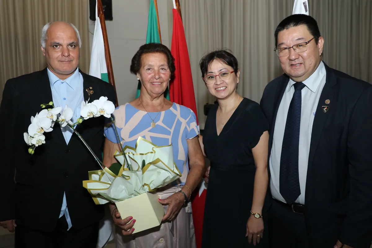 O novo companheiro Luiz Fabrício Galhardi ,Maria José Galhardi, Grace e Edson Koakutsu, ele presidente do RCL Shangri-lá