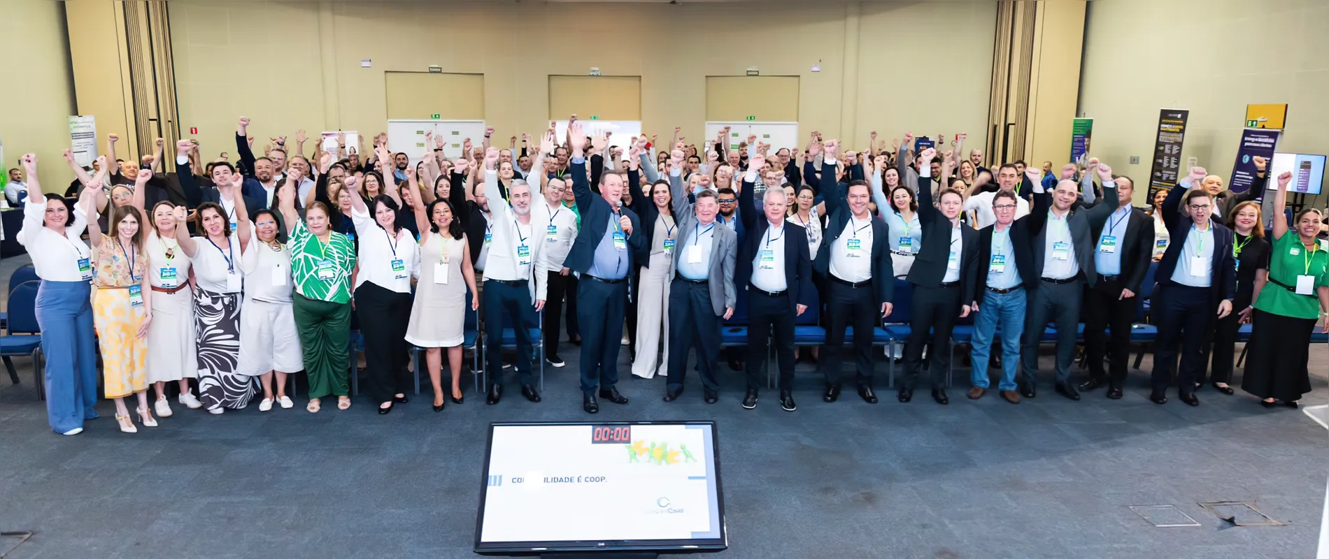 Outro momento marcante do evento foi quando os participantes estiveram junto no palco mostrando a força da cooperativa.