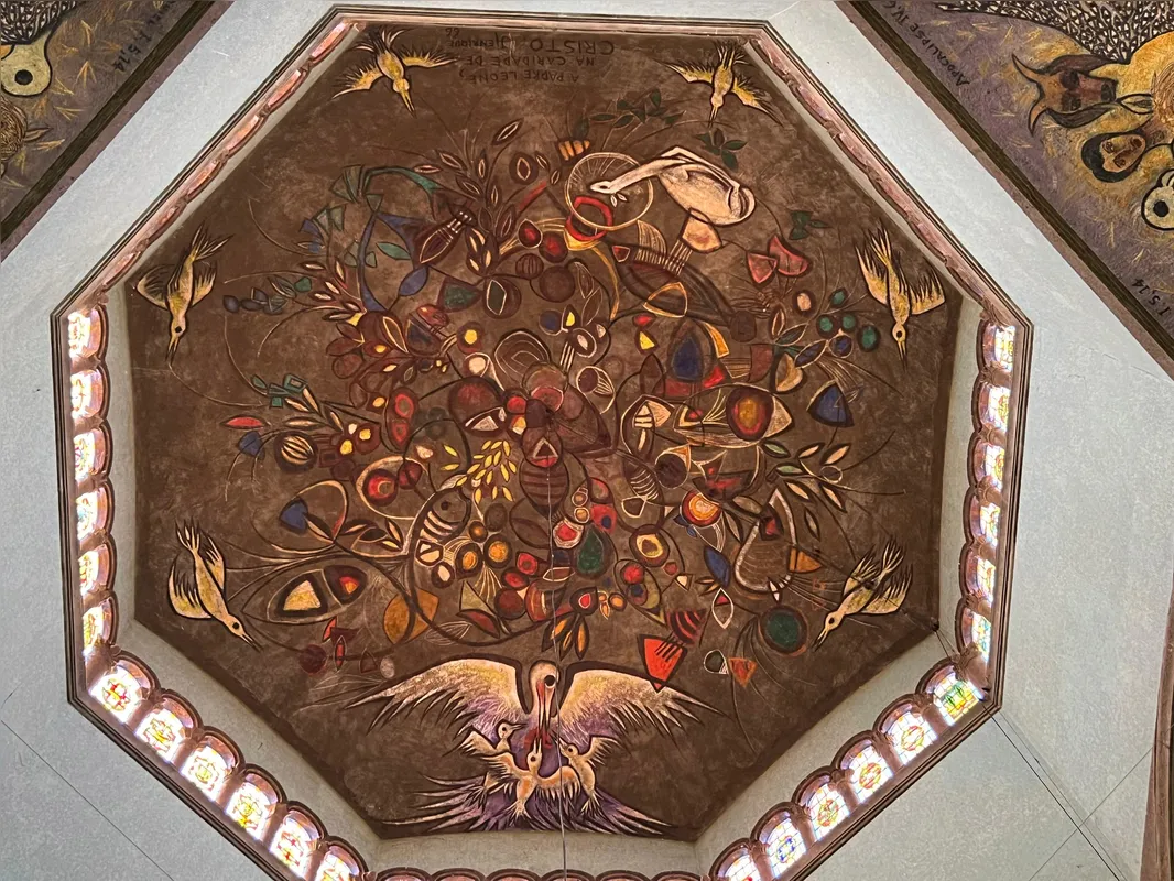 Pinturas  na cúpula tem símbolos da Eucaristia: para ver melhor é recomendado se deitar num banco ou no chão
