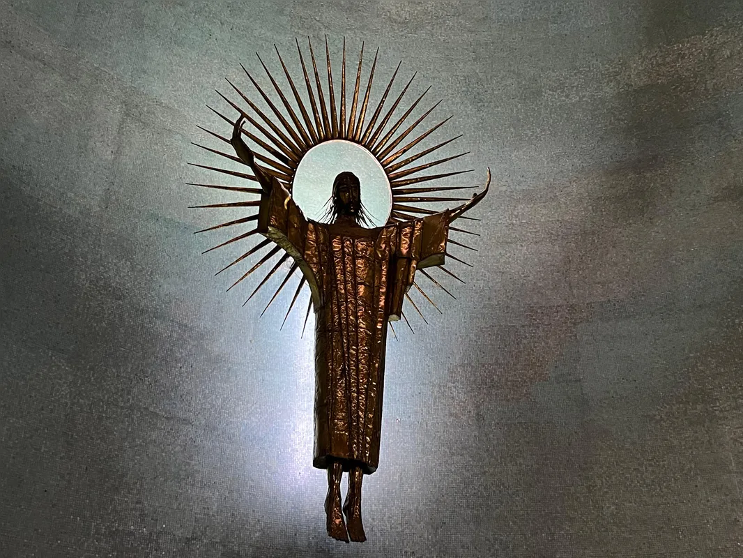 "Cristo Glorioso": escultura de Henrique Aragão faz parte das obras de arte que foram integradas à igreja a partir dos anos 1960