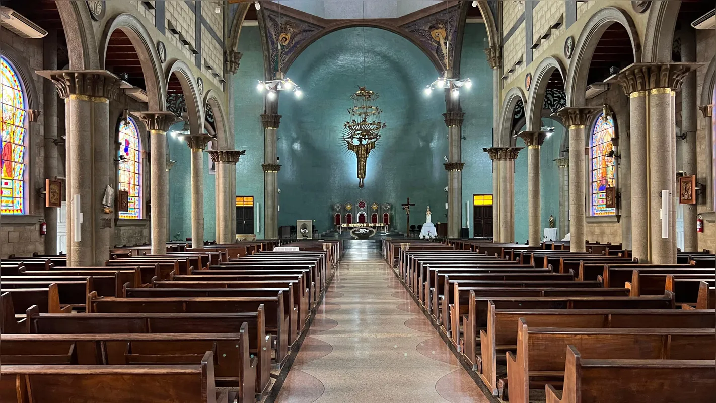 Interior da Paróquia Nossa Senhora da Paz, em Ibiporã: templo religioso com valor histórico e cultural