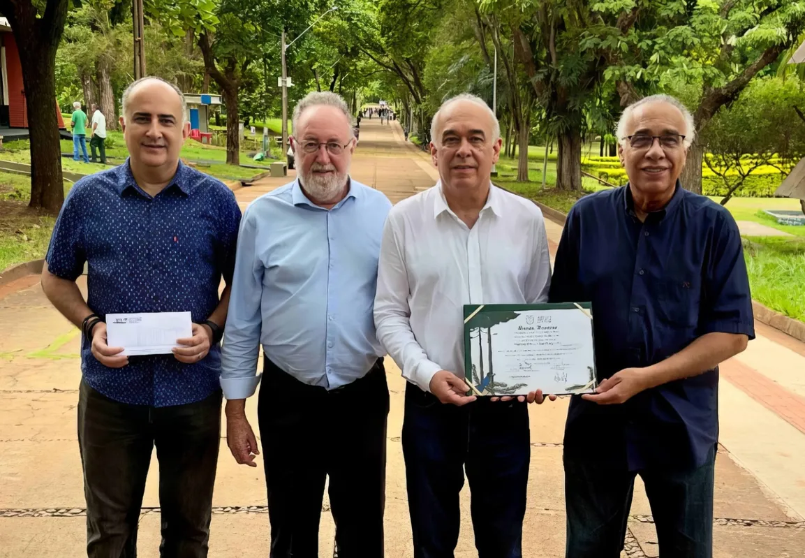 Tercílio Turini com os filhos Nelio Roberto, Fernando Henrique e Edgard Luiz, que agradeceram pela lembrança histórica e pela disposição do deputado e da Assembleia em aprovar a homenagem.