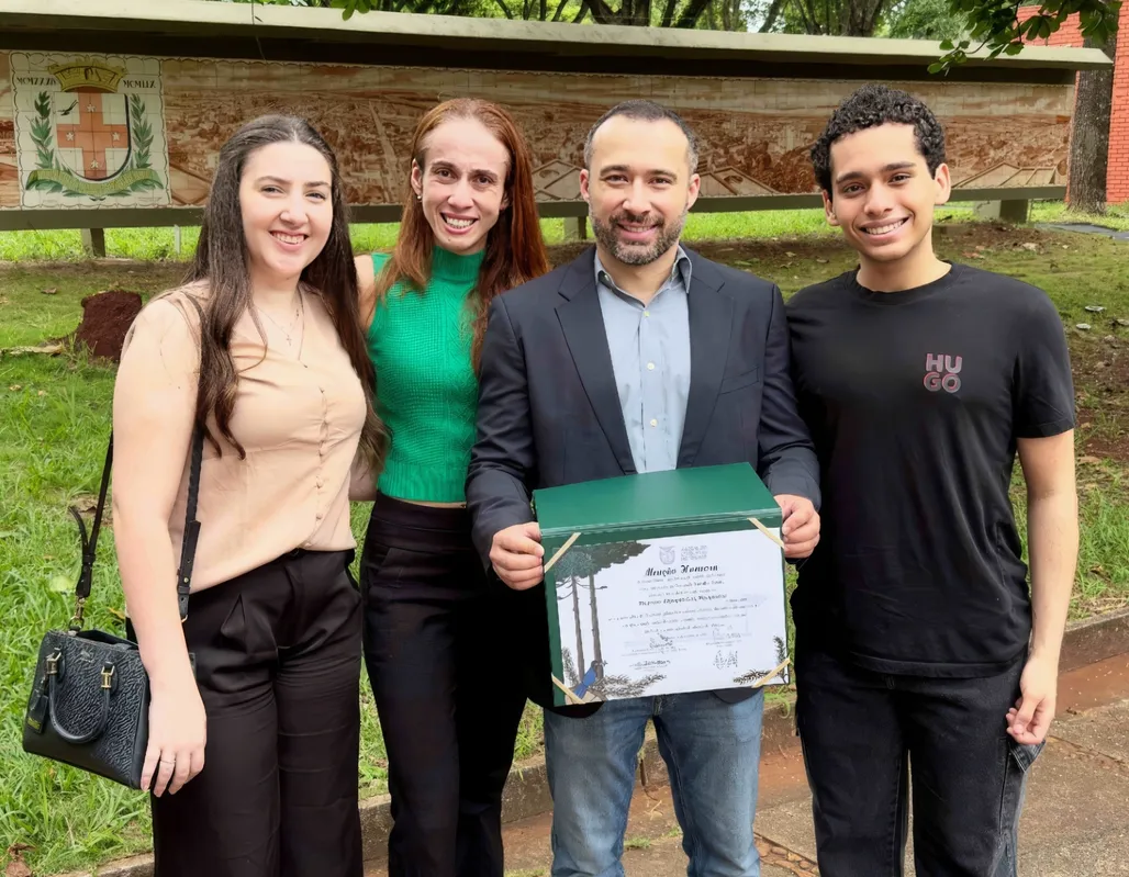 Os netos do homenageado, Maria Vitória, Nathalia, Luiz Henrique e Daniel