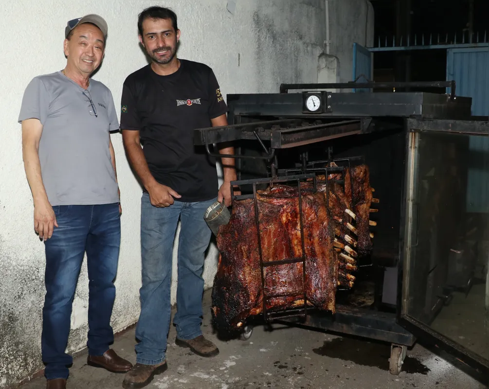 Furuta com o elogiado churrasqueiro do jantar, Douglas Pereira, que caprichou na costelada.