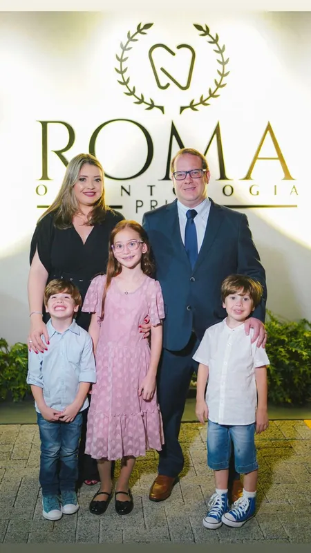 Dr. Clauber Romagnoli, a esposa, Dafne Romagnoli e seus filhos Arthur, Isadora e Gabriel
