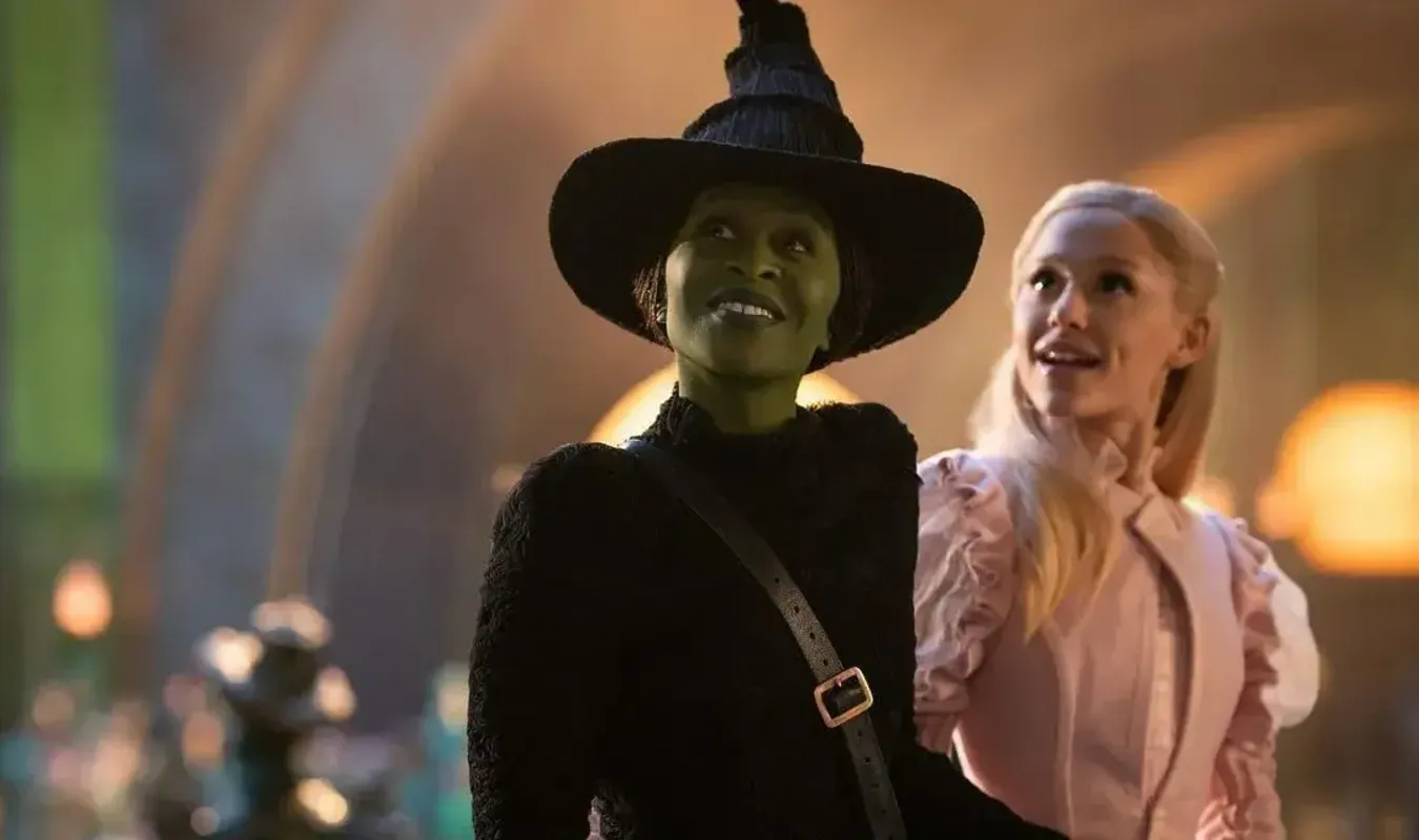 Apesar da habilidade vocal das atrizes, elas acabam prejudicadas por um filme de embalagem de comercial de televisão