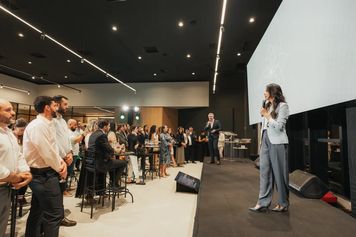Thiago Zanluchi e Lorena Spada apresentaram os detalhes do Lótus aos parceiros comerciais da Vectra