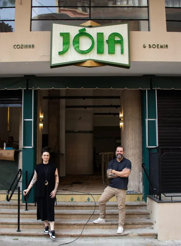 A arquiteta Camila Forbeck com o sócio-proprietário do Jóia, Matheus Niero: projeto do novo restaurante remete a memórias da cidade