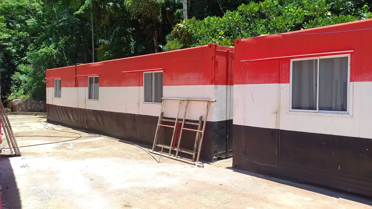 O clube garante que o alojamento em  contêineres é seguro para os jovens "com janelas de vidro e fácil acesso à saída"
