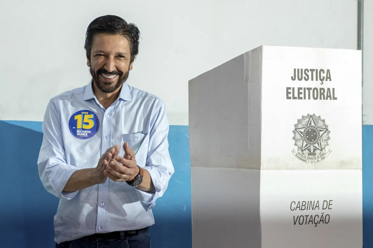 Para viabilizar sua reeleição, Ricardo Nunes (MDB) obteve o apoio do PL de Bolsonaro e outras 11 siglas, alcançando 65% do tempo de propaganda no rádio e na TV