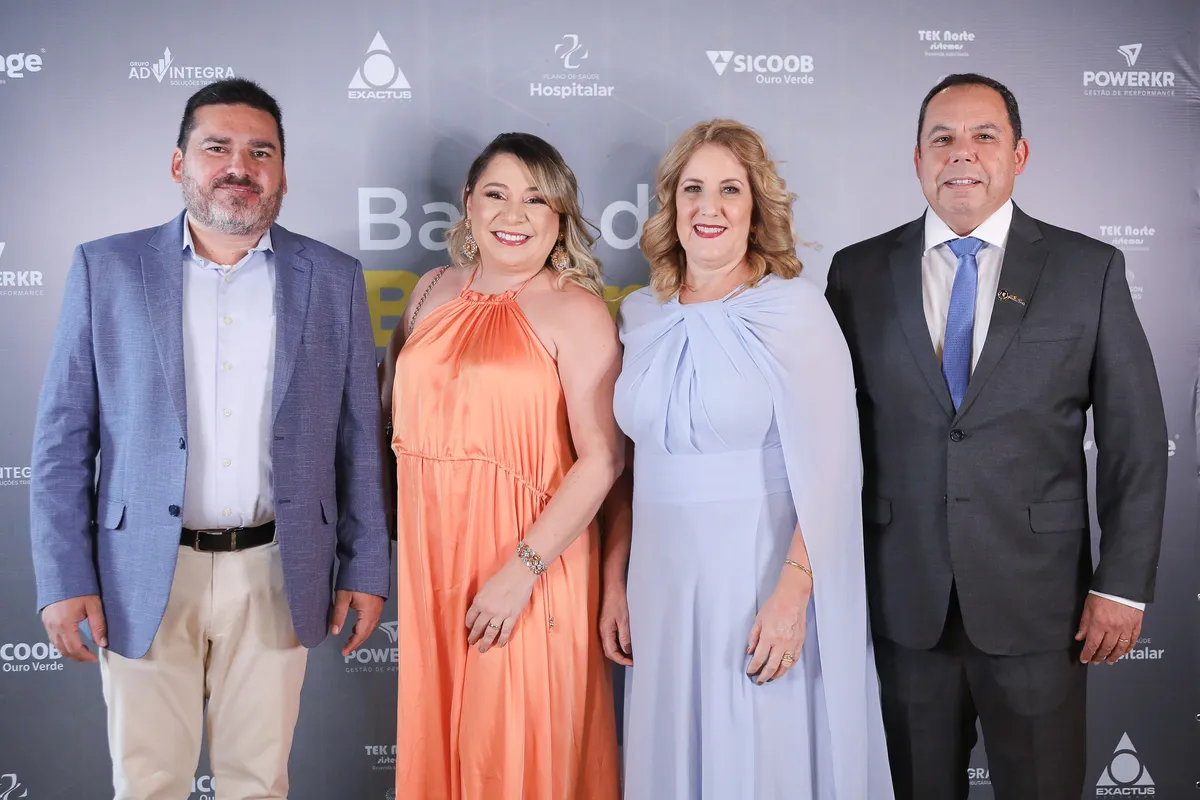 O presidente da Fenacon, Daniel Coêlho e sua esposa Ivana Queiroz Silva, com Simone Nandes Correia, esposa do presidente do SESCAP-LDR, Euclides Nandes Correia