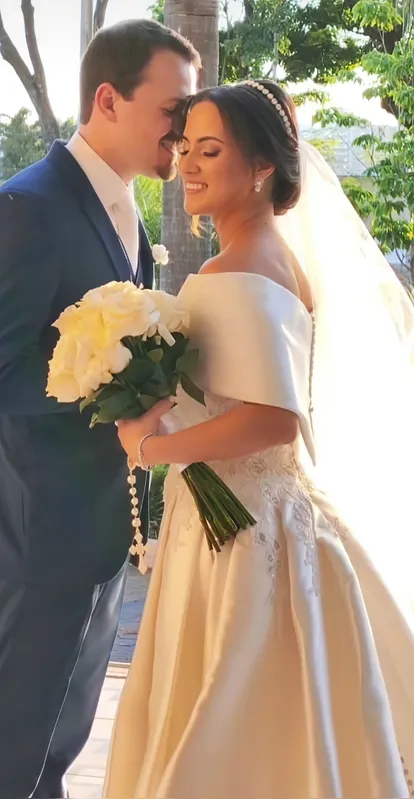 Os noivos Rebeca Linham e Gabriel Mandelli