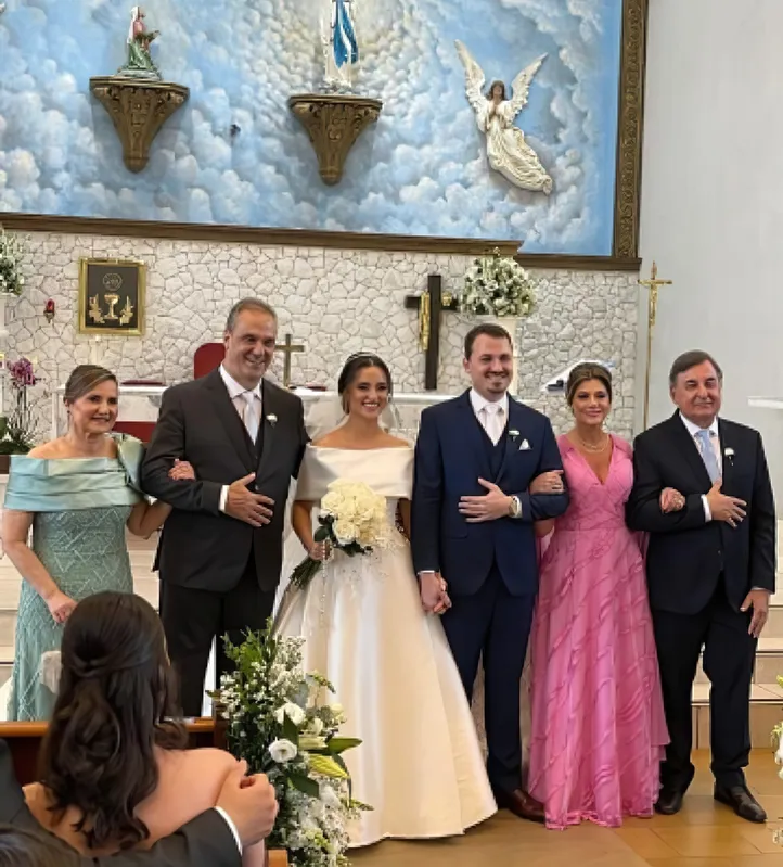 Regina Lemos, e Cassiano Linham, pais da noiva, Gabriel e Rebeca e os pais do noivo, Monica e Wilson Mandelli