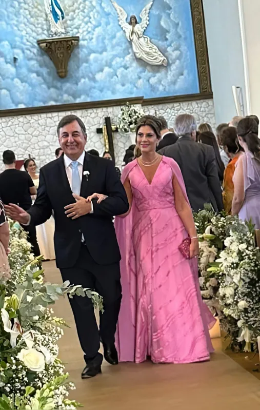 Muito estimados em Londrina , o casal Monica e Wilson Mandelli, pais do noivo